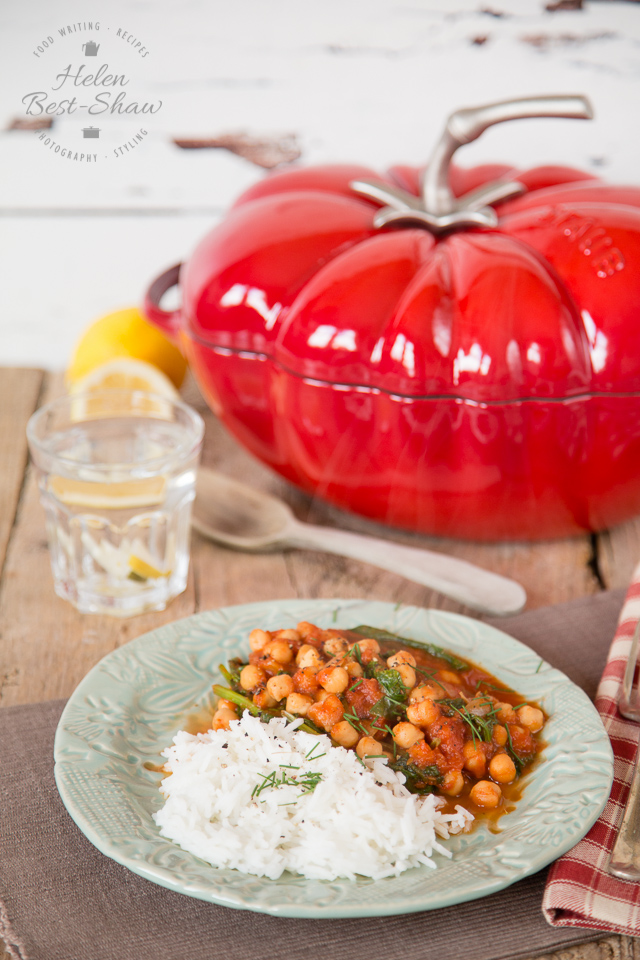 An easy recipe for a spicy tomato chickpea casserole. Vegan too. Ideal for weeknight dinners