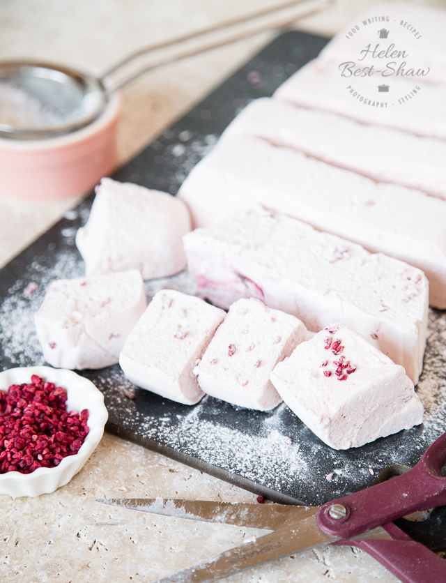 An easy recipe for homemade marshmallows, flavoured with vanilla and as light and fluffy as a cloud
