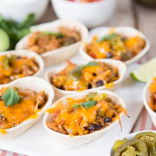 These mini tortilla shells filled with pulled chicken and blackbeans are perfect for a casual lunch with friends.
