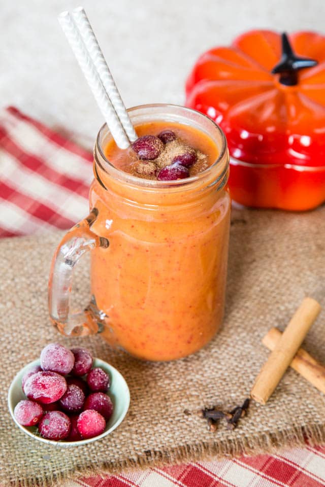 Pumpkin spice smoothie with cranberries: perfect for fall