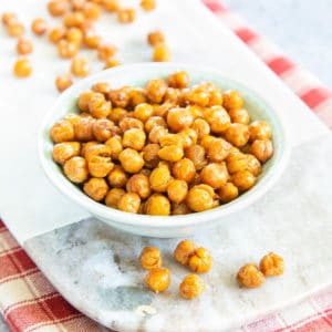 Close up of roast chickpeas in a small bowl.