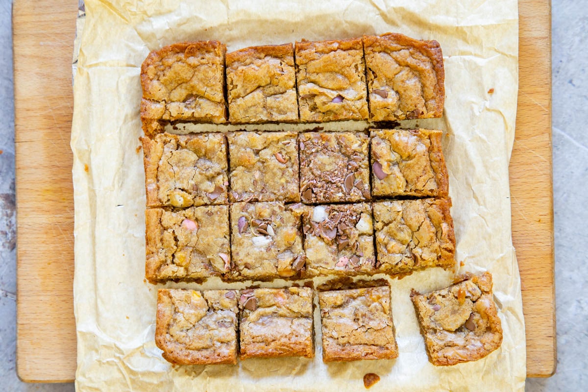 Once the blondie has cooled, cut into squares.