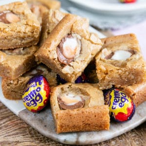 Delicious creme egg blondies on a pretty serving platter - irresistable.