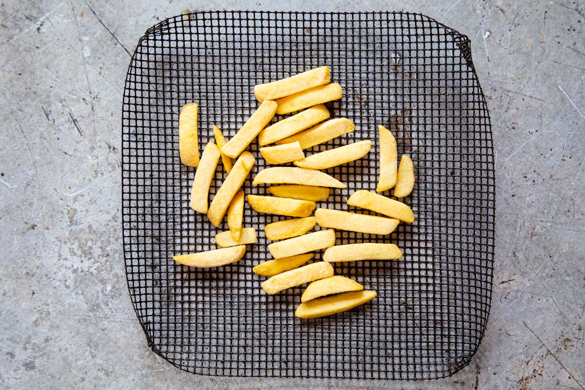 Spreading the oven chips out on a mesh tray will result in crispy fries.