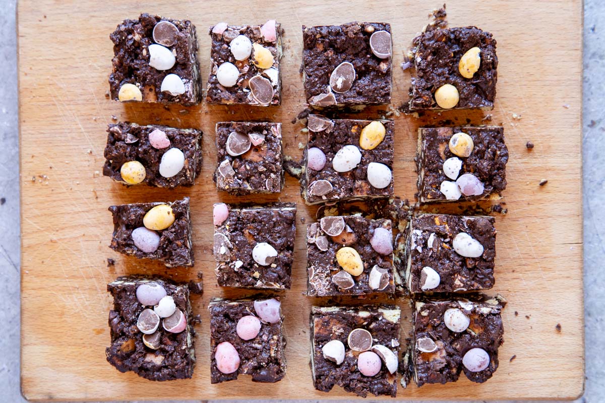 The tiffin cuts neatly into 16 squares.