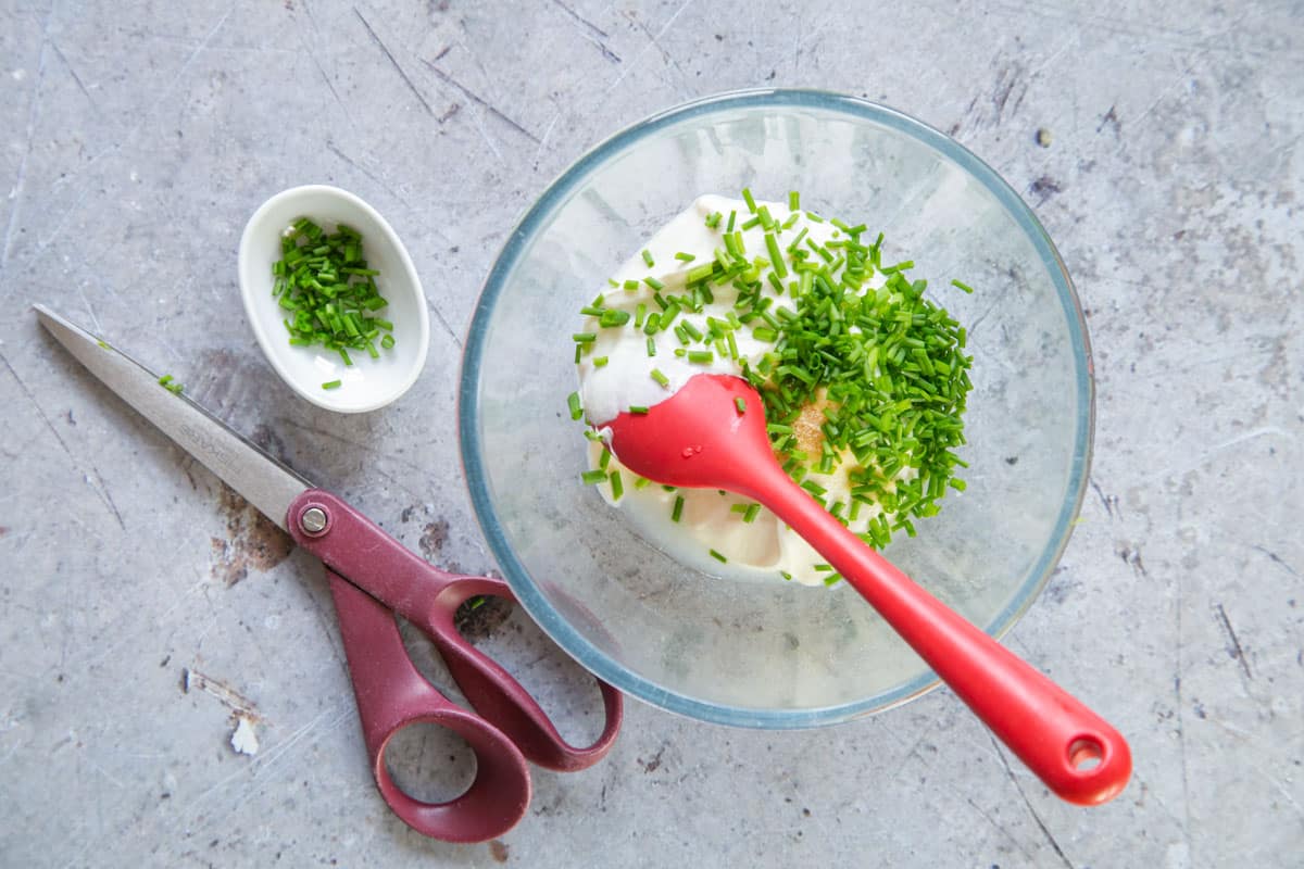 Chop the chives and add to the rest of the ingredients in a bowl.