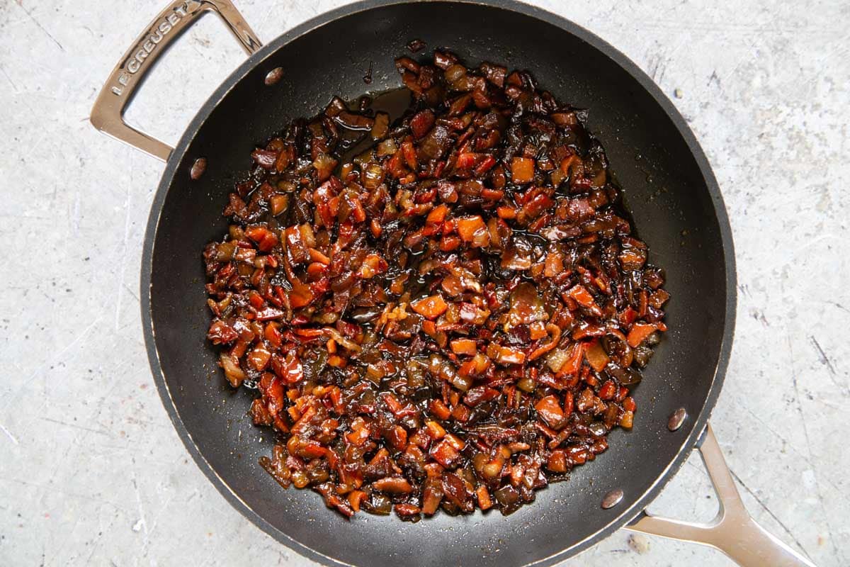 When a syrup has formed, the bacon jam is ready.
