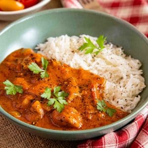 a bowl of quick chicken curry served with steamed rice